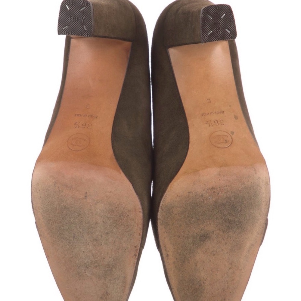 CHANEL Chocolate Brown Suede Pumps with Gold Accent 3” heel size 6.5 - Picture 4 of 6